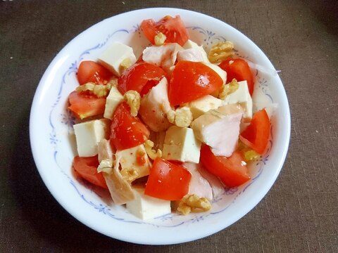 豆腐とトマトとサラダチキンのサラダ